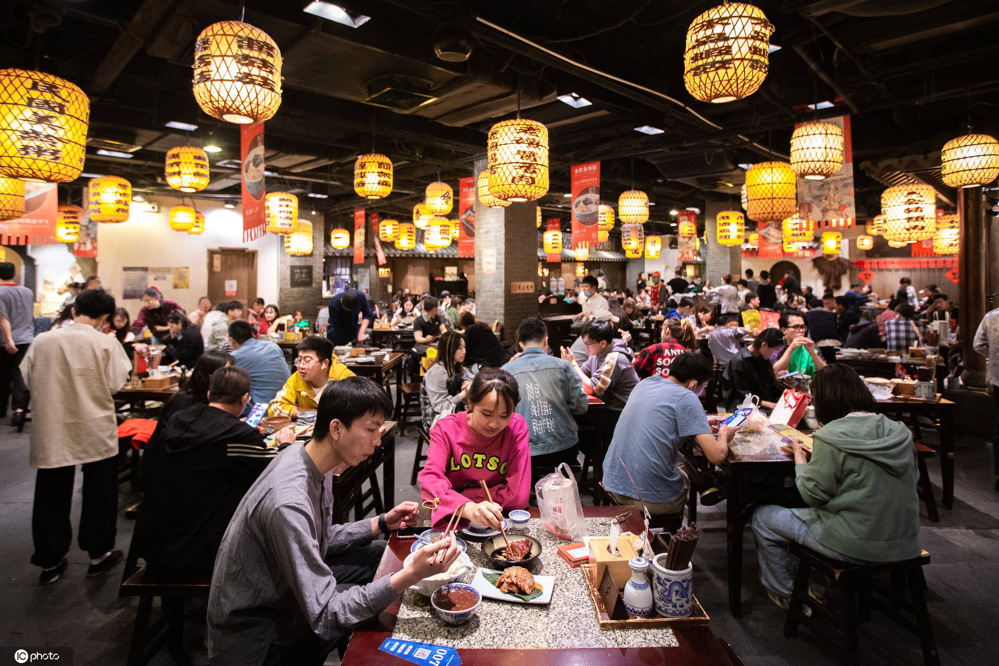 2020国庆黄金周消费强劲复苏，零售餐饮消费达1.6万亿元