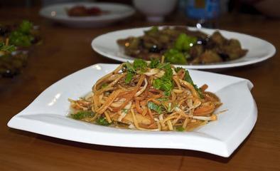 新丰县新奇丽广告设计 专业餐饮海报装饰，提升美食视觉吸引力